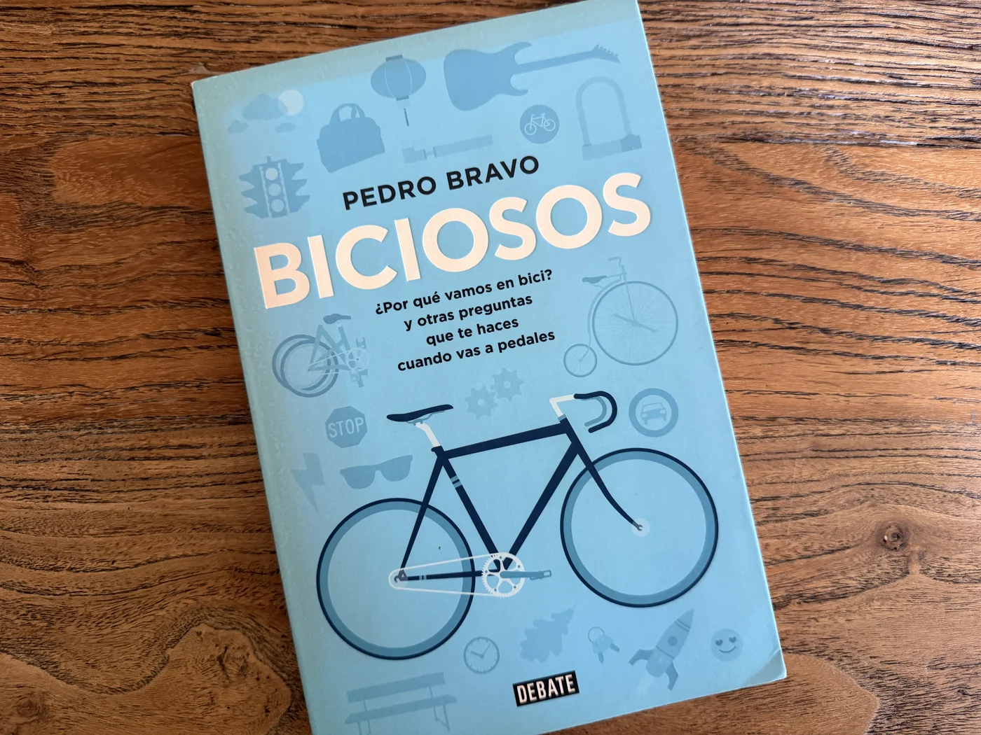 Libro Biciosos de Pedro Bravo en estantería