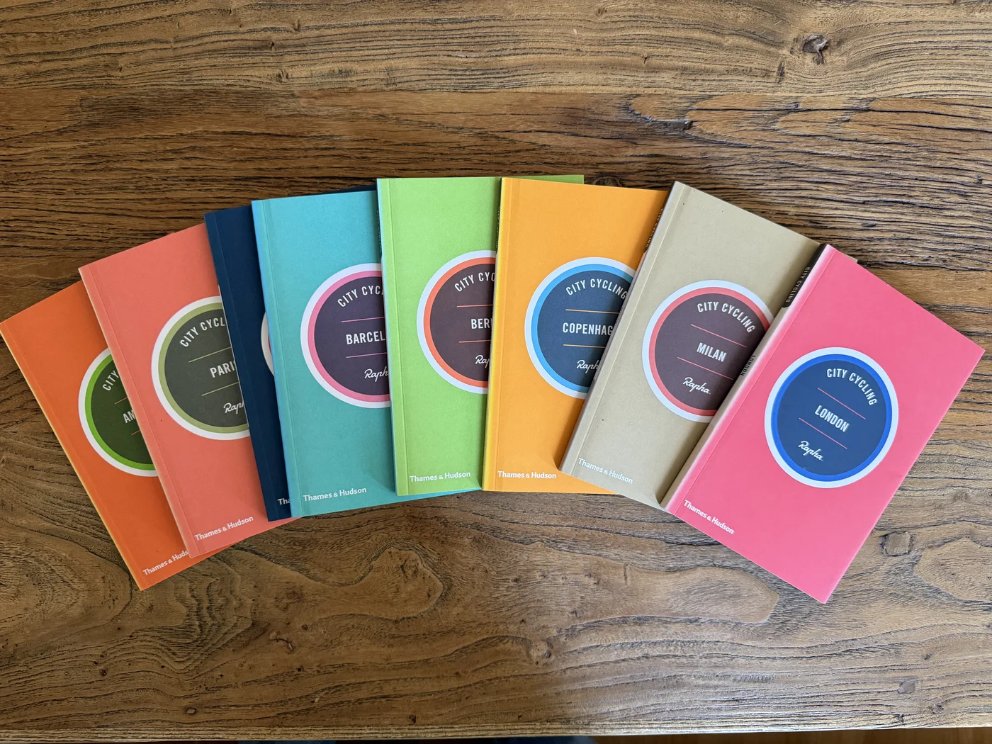 Caja de Rapha City Cycling Guides