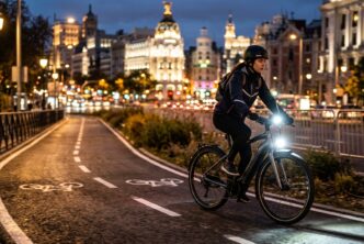 Ciclista circulando de noche por carril bici de Madrid con potente luz delantera LED
