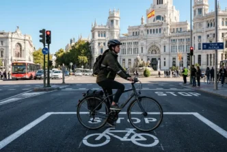 Ciclista urbano respetando semáforo en ciclocarril de Madrid frente a Cibeles